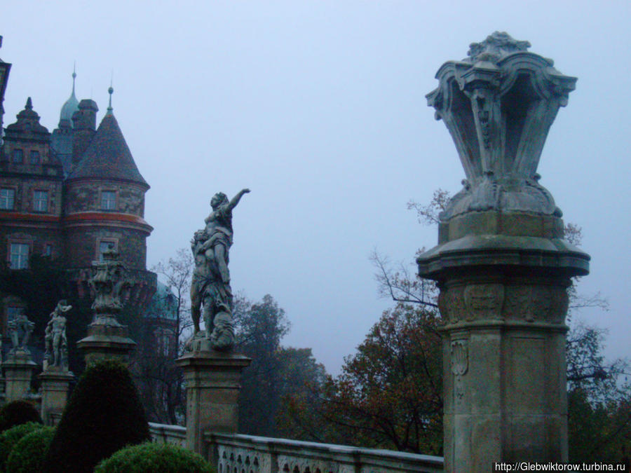Посещение замка Кщендж в туманный день Валбжих, Польша