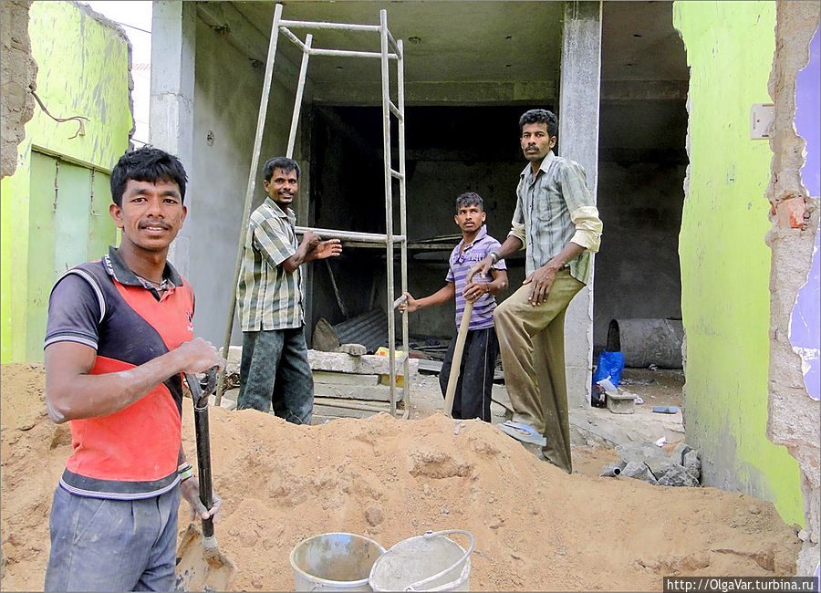 После многих лет войны и цунами в городе много полуразрушенных зданий, которые нужно доводить до ума. Так что строителям в Тринкомали всегда найдется работа. А может, это гастарбайтеры... После многих лет войны и цунами в городе много полуразрушенных зданий, которые нужно доводить до ума. Так что строителям в Тринкомали всегда найдется работа. А может, это гастарбайтеры...
