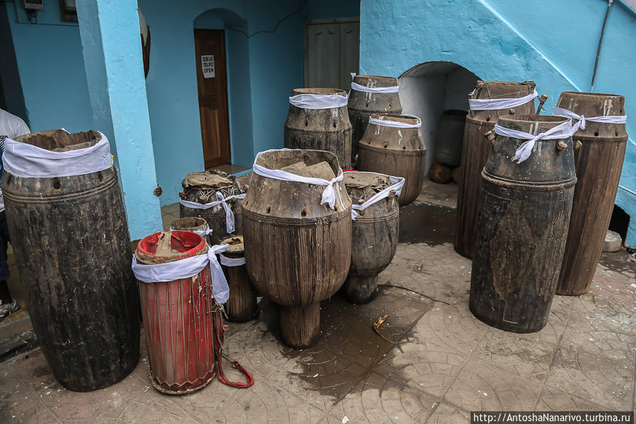 Старые барабаны. Сейчас играют на новых, а эти хранят как исторические реликвии. Аккра, Гана