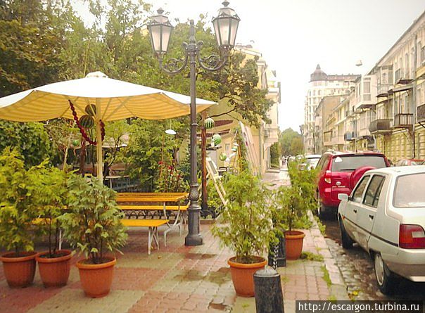 Живописные зеленые кафешки. Жаль, что у меня совсем нет времени. Вот как раз здесь возможно и стоило бы посидеть часок другой. Живописные зеленые кафешки. Жаль, что у меня совсем нет времени. Вот как раз здесь возможно и стоило бы посидеть часок другой.