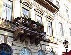 Венгры очень любят украшать окна и балконы цветами. Даже зимой.