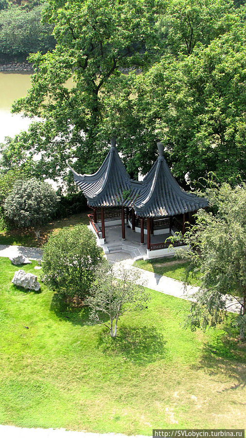 Вид со стены на беседку у реки Вид со стены на беседку у реки