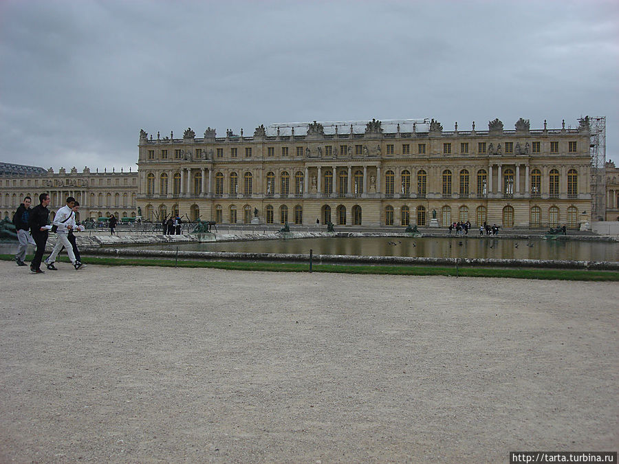 Фасад дворца, обращенный к парку, с центральной террасы Версаль, Франция