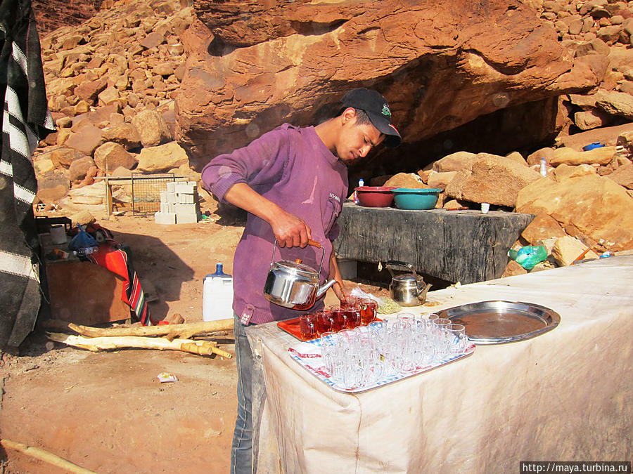 бедуинская стоянка 
Здесь угощают чаем. Пустыня Вади Рам, Иордания