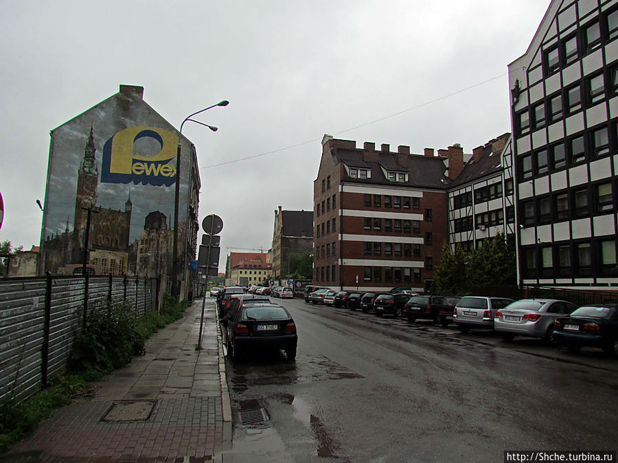 Улица Chmielna, слева пустырь, справа дома вдоль реки (река с обратной стороны улицы) Гданьск, Польша