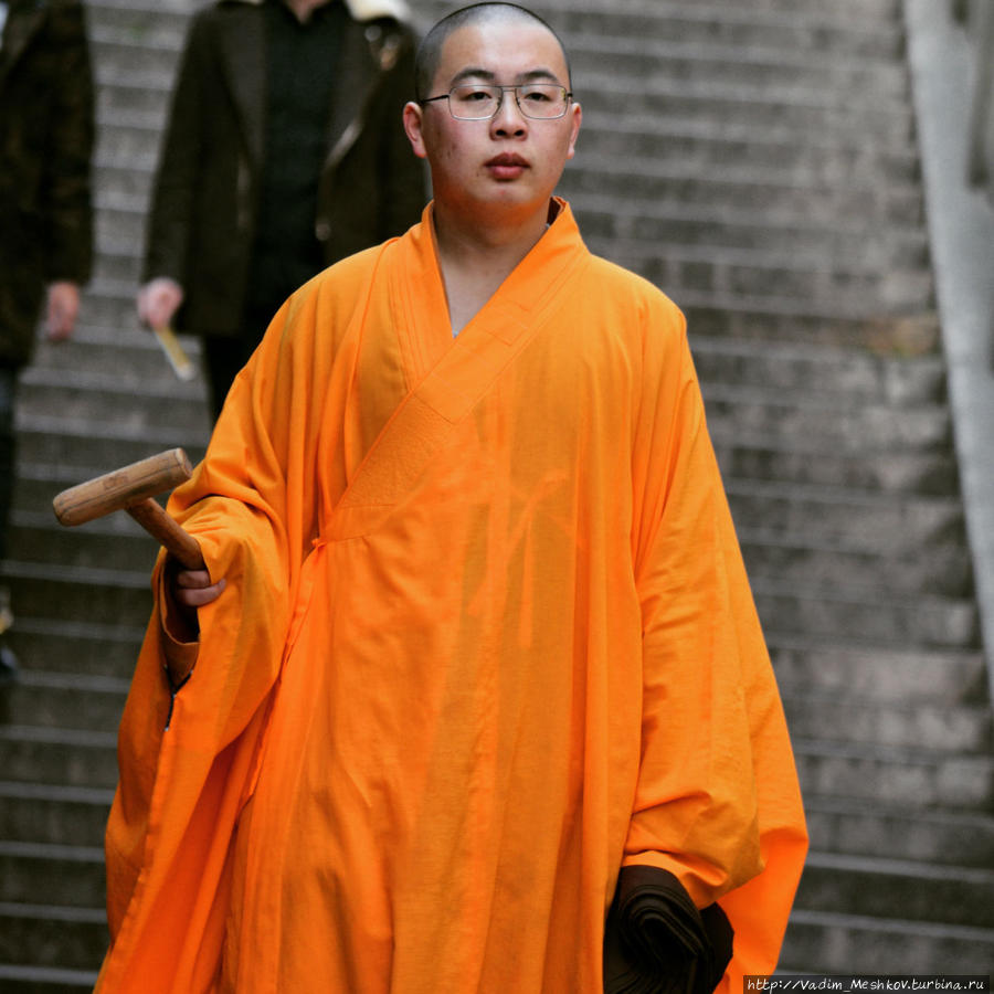 Монах созывает народ на молитву (храм Линъ Инь). Ханчжоу, Китай
