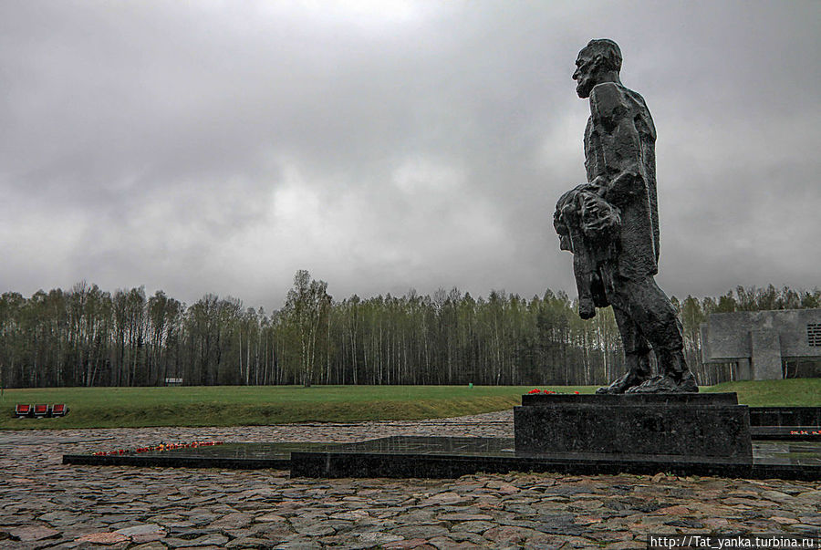Хатынь, 6-метровая бронзовая скульптура «Непокоренный» Беларусь