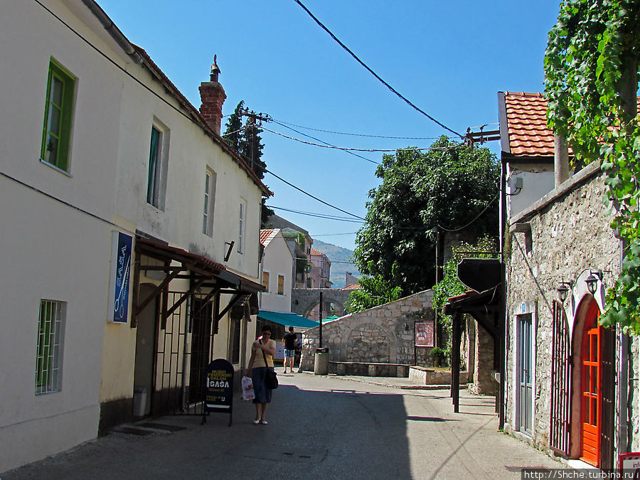 Слева — турецкий дом, справа — австрийский Требинье, Босния и Герцеговина