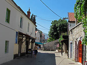Слева — турецкий дом, справа — австрийский