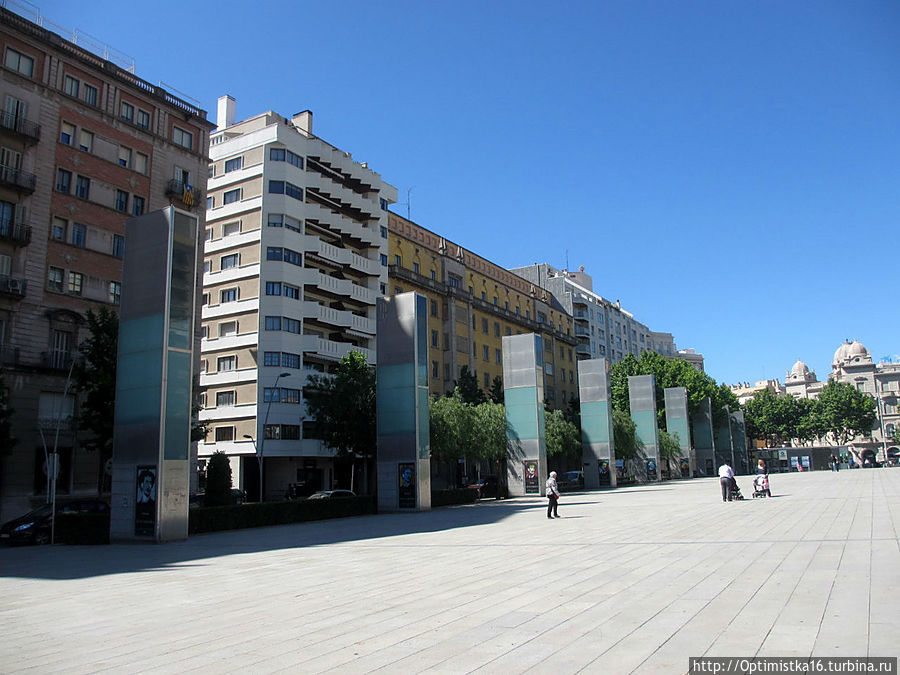 Реус. Площадь Свободы — большая и красивая Реус, Испания