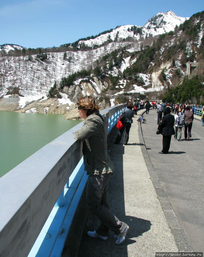 длинна плотины 492 метра, находится на высоте 1454 метра над уровнем моря Национальный парк Чубу-Сангаку, Япония