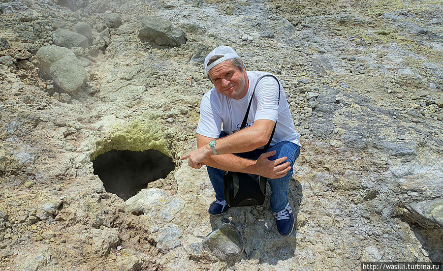 Выход вулканического газа. Комплекс вулканов Диенг. Выход вулканического газа. Комплекс вулканов Диенг.