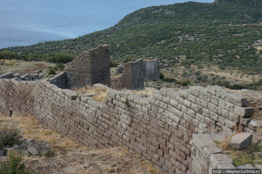 Эти   остатки   городской   стены   были   откопаны   археологами.   Стена   очень  длинная   и   входит  в  число   грандиозных   развалин,   оставленных   греческой   цивилизацией. Бехрамкале (Ассос) античный город, Турция