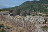 Эти   остатки   городской   стены   были   откопаны   археологами.   Стена   очень  длинная   и   входит  в  число   грандиозных   развалин,   оставленных   греческой   цивилизацией.