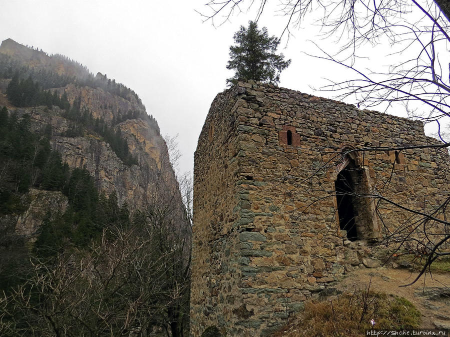 Старые руины Национальный парк Алтындере, Турция Старые руины Национальный парк Алтындере, Турция