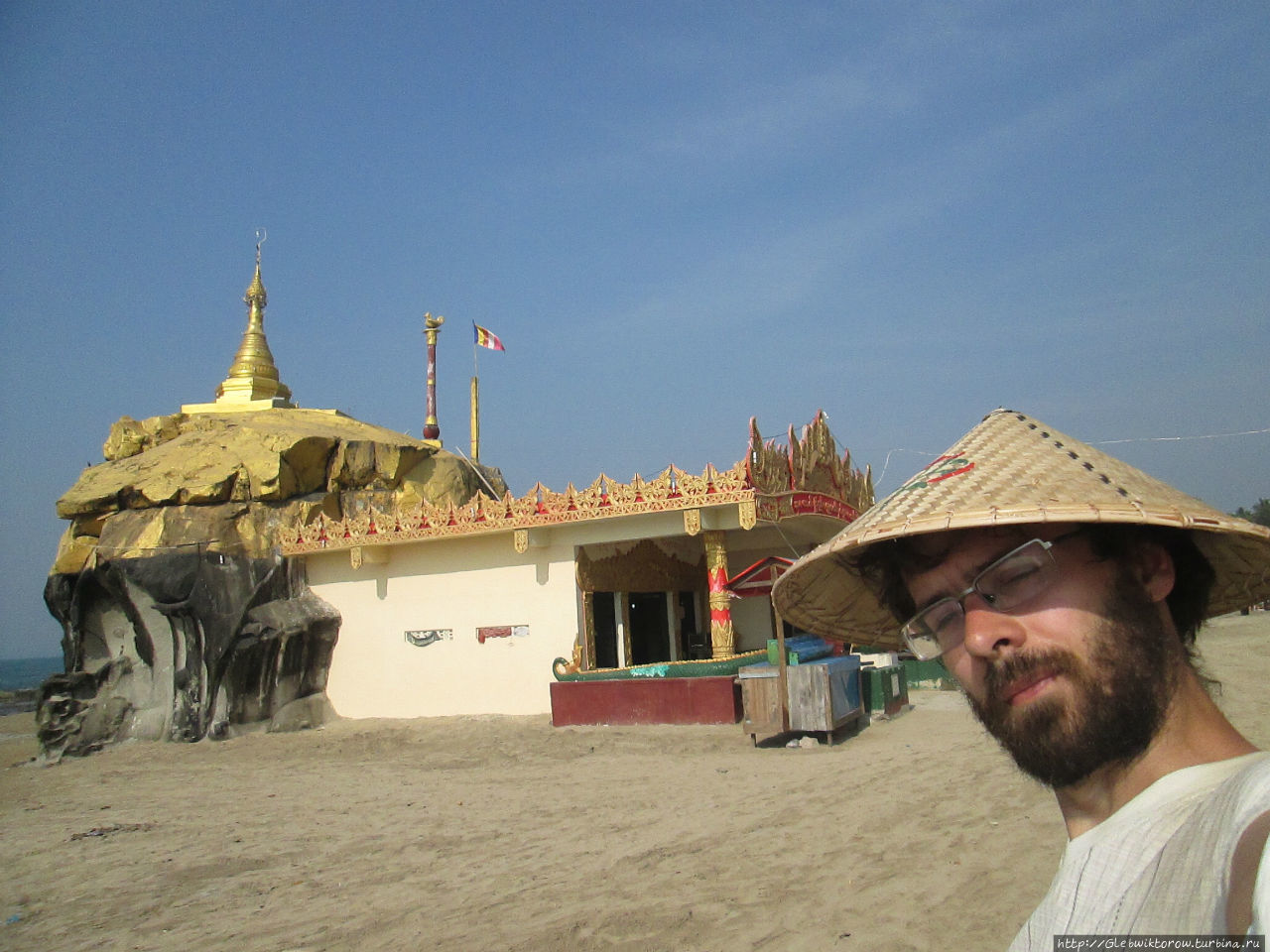 Пагода и другие особенности пляжа Чаунг-Та, Мьянма