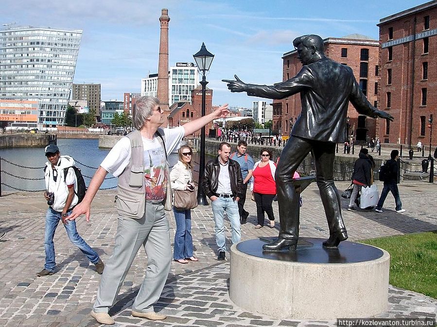 Памятник Рональду Вычерли (1940-1983), королю рок-н-ролла добитловской эпохи, известному под псевдонимом Бешенный Билли. Памятник установлен на средства, собранные его фанатами по всему миру. Ливерпуль, Великобритания