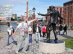 Памятник Рональду Вычерли (1940-1983), королю рок-н-ролла добитловской эпохи, известному под псевдонимом Бешенный Билли. Памятник установлен на средства, собранные его фанатами по всему миру.