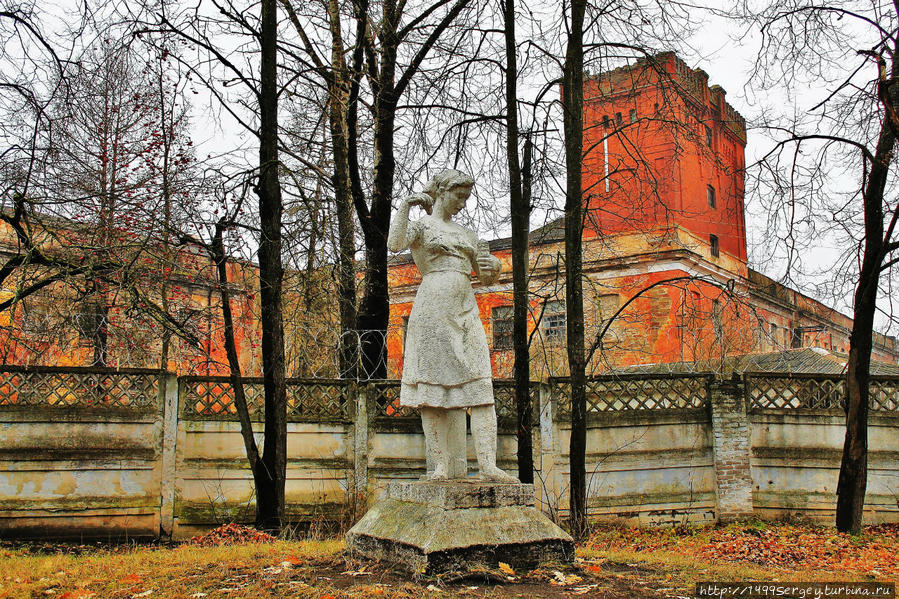 Девушка с веретеном — памятник поздней промышленной революции. Ивангород, Россия