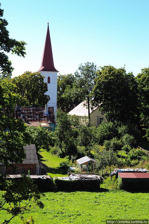 Впечатляющих видов тут не пронаблюдать, с одной стороны дачи и церковь ) Хаапсалу, Эстония