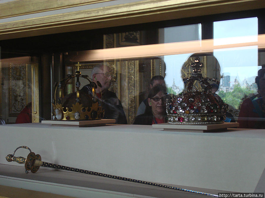 Королевские регалии — короны и меч Королевские регалии — короны и меч