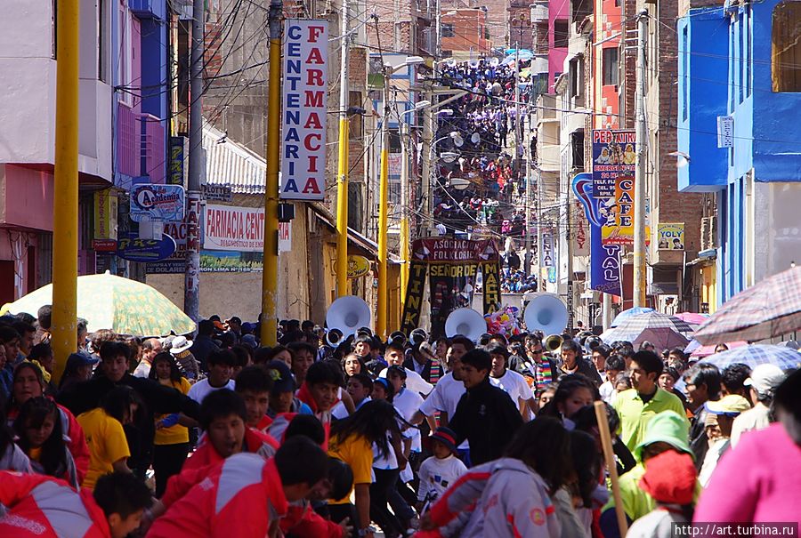 В оркестрах и танцорах был весь город. В оркестрах и танцорах был весь город.