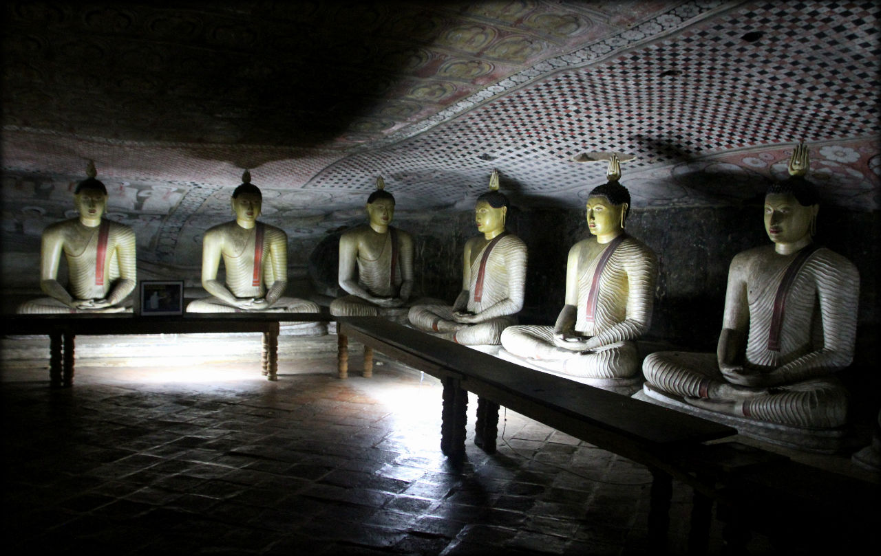 Золотые Будды и обезьяны пещерного храма Дамбулла Дамбулла, Шри-Ланка