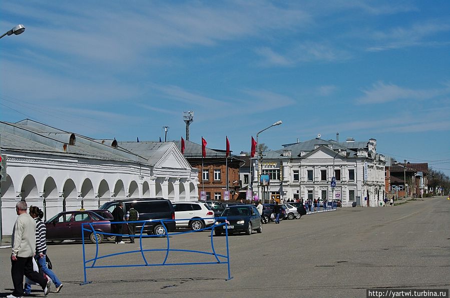 По улице Луначарского мы отправились к историческому центру города Галича. При этом было заметно, что во многих местах города сквозь стволы берез мелькает водяная гладь озера. Галич, Россия