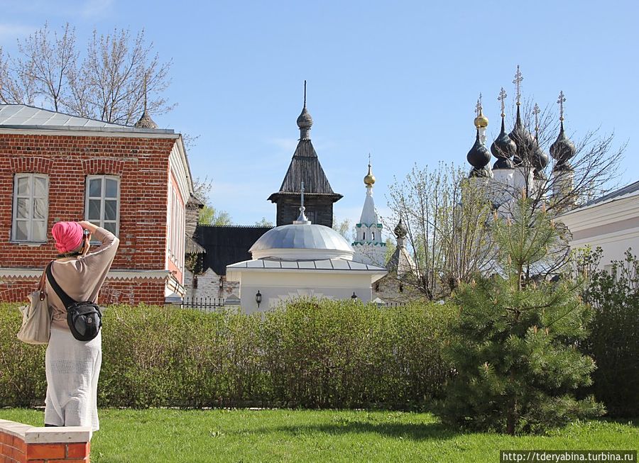 С территории этого монастыря открывается вид на главки собора Троицкого монастыря Муром, Россия