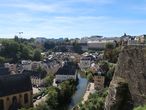 Делаем много фотографий с Балкона Европы с видом на нижнюю часть Люксембурга, скалу, цитадель.
