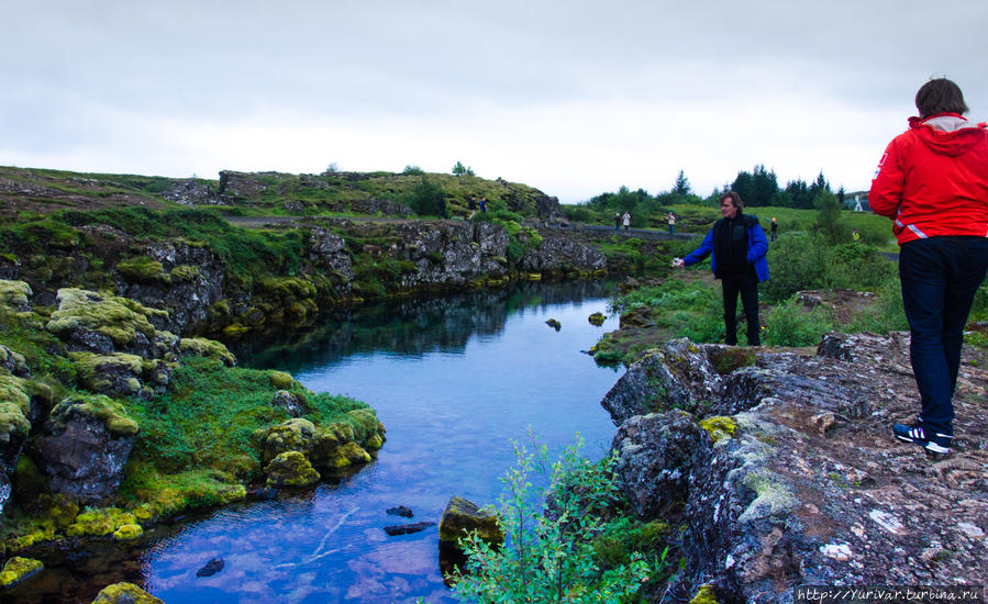 Таких трещин в долине тысячи и на счастье все кидают на их дно монетки Рейкьявик, Исландия