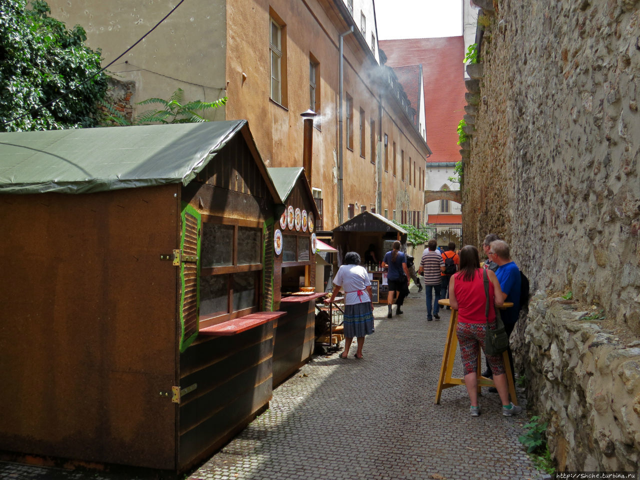 Здесь участок торговых киосков, типа традиционных ремесел и еды Братислава, Словакия
