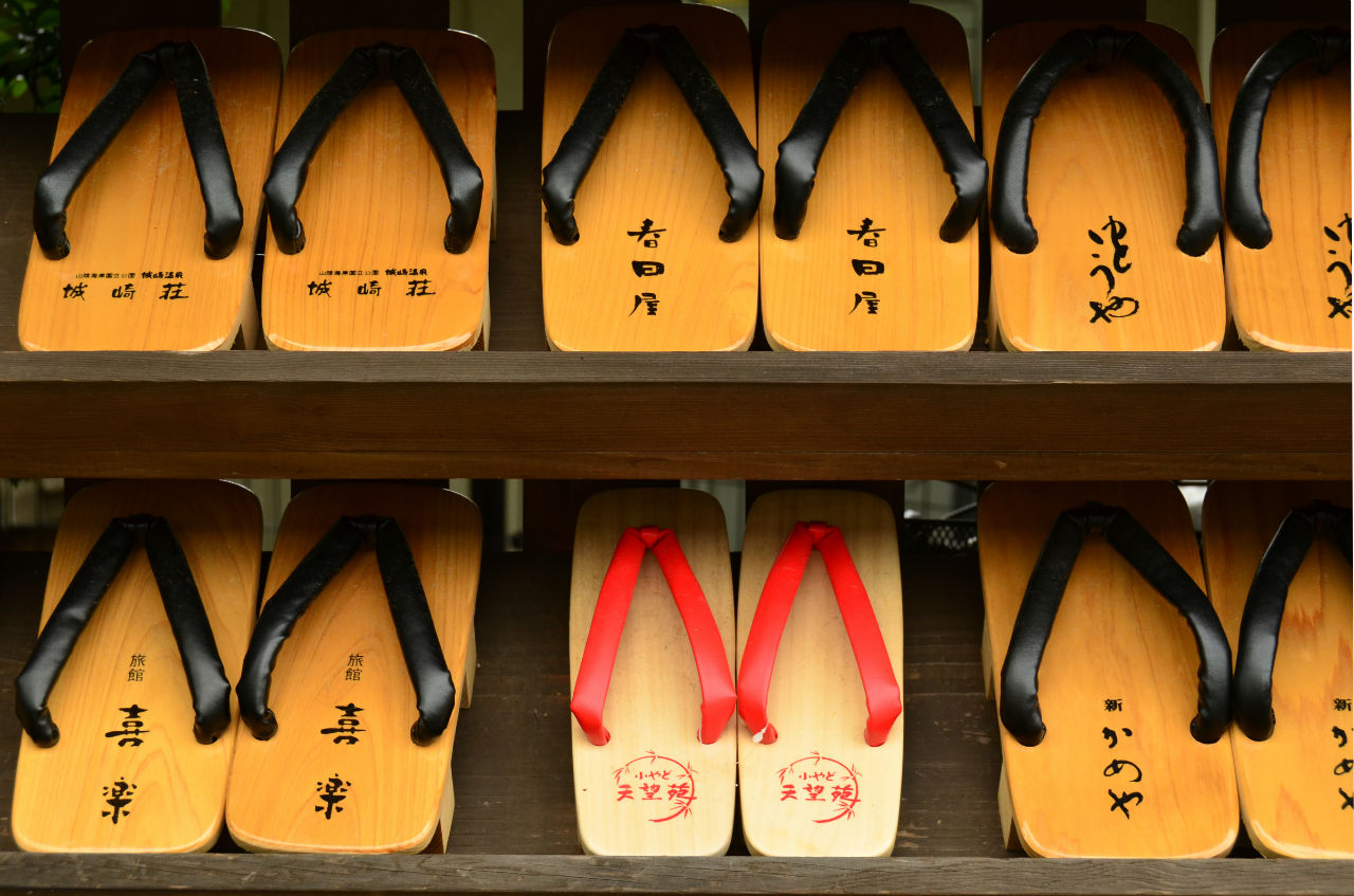 Киносаки, у входа в публичный банный дом — июнь, середина дня Киносаки, у входа в публичный банный дом — июнь, середина дня