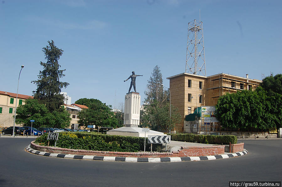 Памятник Маркосу Дракосу / Markos Drakos Statue