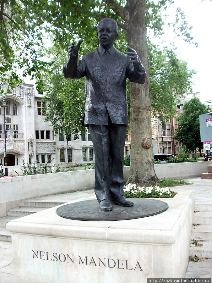 А вот и другой Нельсон — Мандела в сквере через дорогу от английского парламента. Гринвич, Великобритания