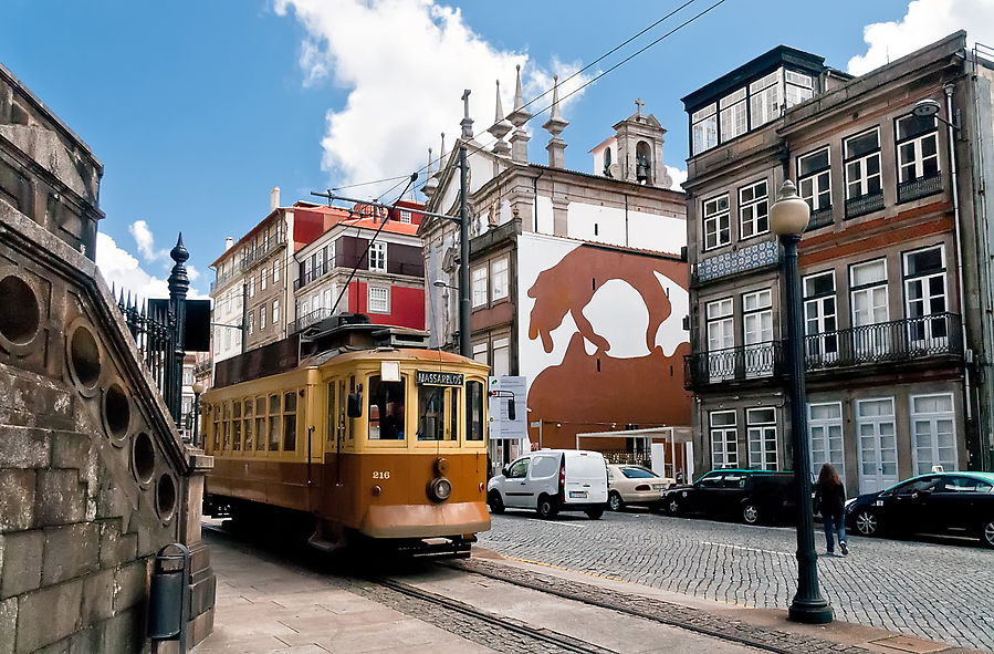Но все же в городе еще много красоты, которой должно хватить надолго. Порту, Португалия