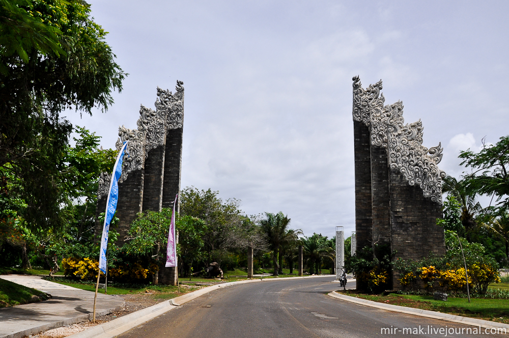 Въезд в парк начинается с традиционных балийских ворот «Чанди Бентар» – состоящих из двух, богато украшенных, высоченных монументов, никак не соединенных между собой. Символизируют они две половины одного целого – добро и зло. На Бали такие ворота можно увидеть практически на каждом шагу. Бали, Индонезия