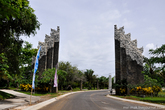 Въезд в парк начинается с традиционных балийских ворот «Чанди Бентар» – состоящих из двух, богато украшенных, высоченных монументов, никак не соединенных между собой. Символизируют они две половины одного целого – добро и зло. На Бали такие ворота можно увидеть практически на каждом шагу.