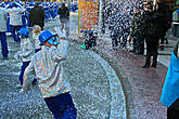 Почти все участники экспериментируют с конфетти, придумывая самые изощренные хода чтобы неожиданно обсыпать ими зрителей... В итоге дождь или вернее снег из конфетти покрывает всю улицу и тротуары, создавая впечатление зимы