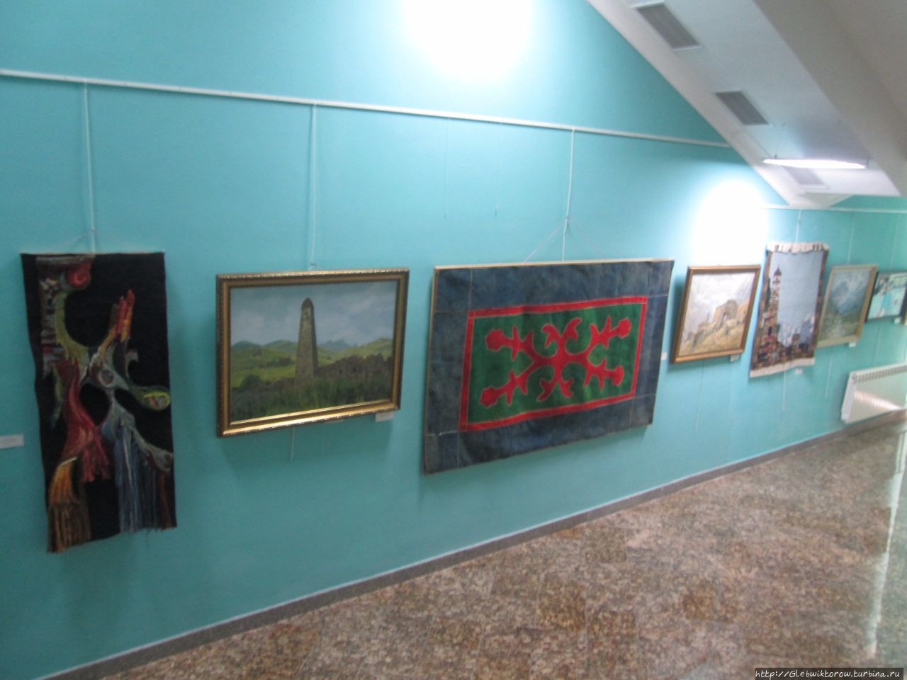 Экспозиции по этнографии, декоративному искусству и ВОВ