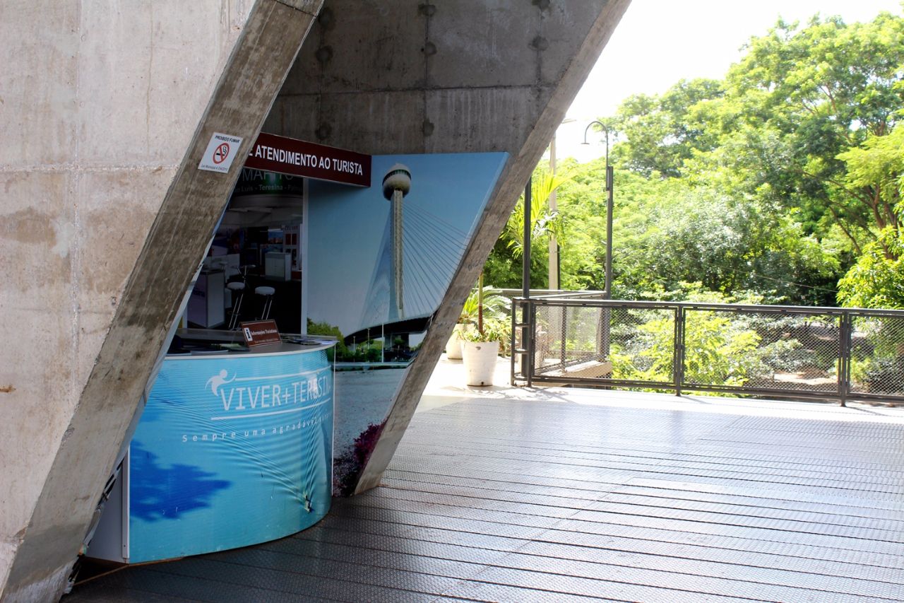 Пункт туристической информации у моста Терезина, Бразилия