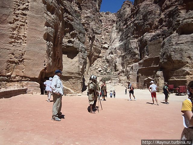 По правую сторону от дворца ущелье расширяется и начинается г. Петра. По правую сторону от дворца ущелье расширяется и начинается г. Петра.