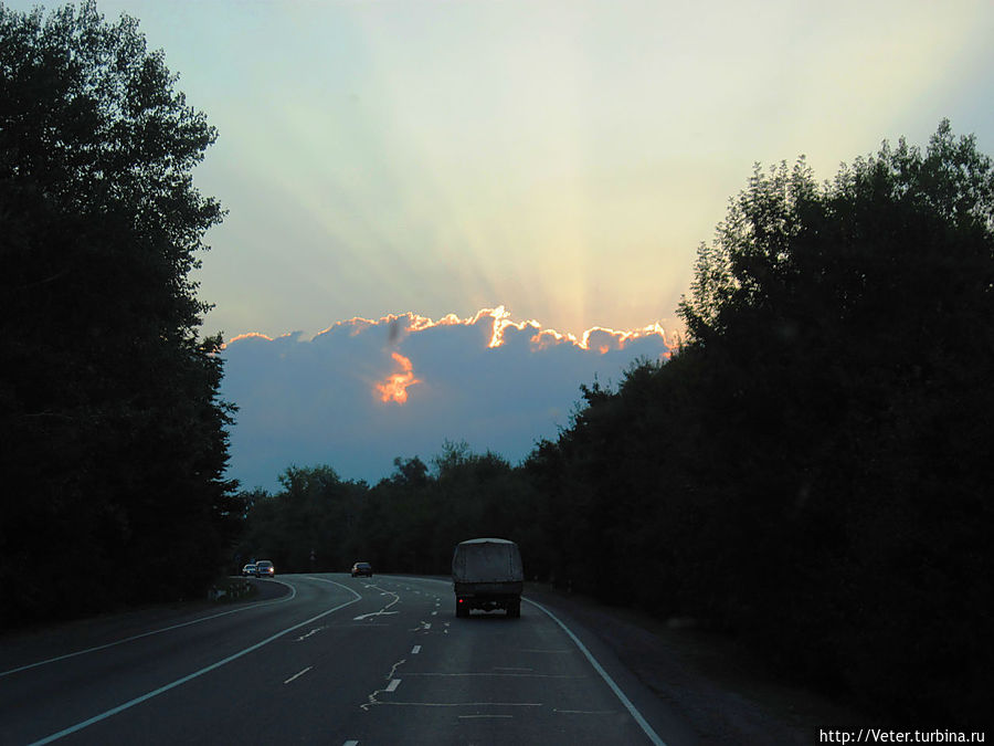 Тем временем, наступил закат. Я сфотографировал его из окна фуры. Тем временем, наступил закат. Я сфотографировал его из окна фуры.