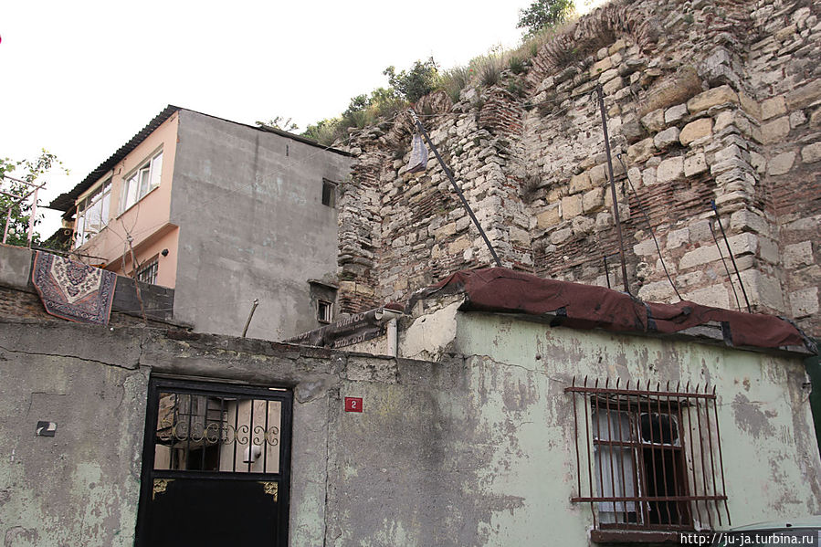 Вдоль стены (с внутренней стороны) расположены самые бедные трущобные кварталы. Стамбул, Турция