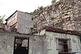 Вдоль стены (с внутренней стороны) расположены самые бедные трущобные кварталы.