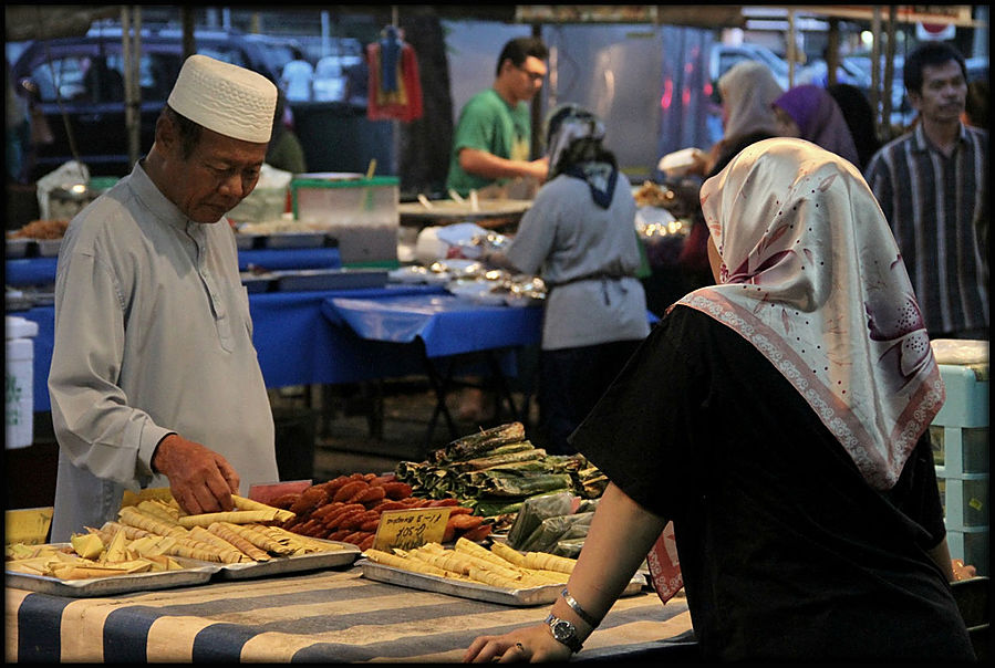 Экзотика брунейского рынка Gadong Бандар-Сери-Бегаван, Бруней