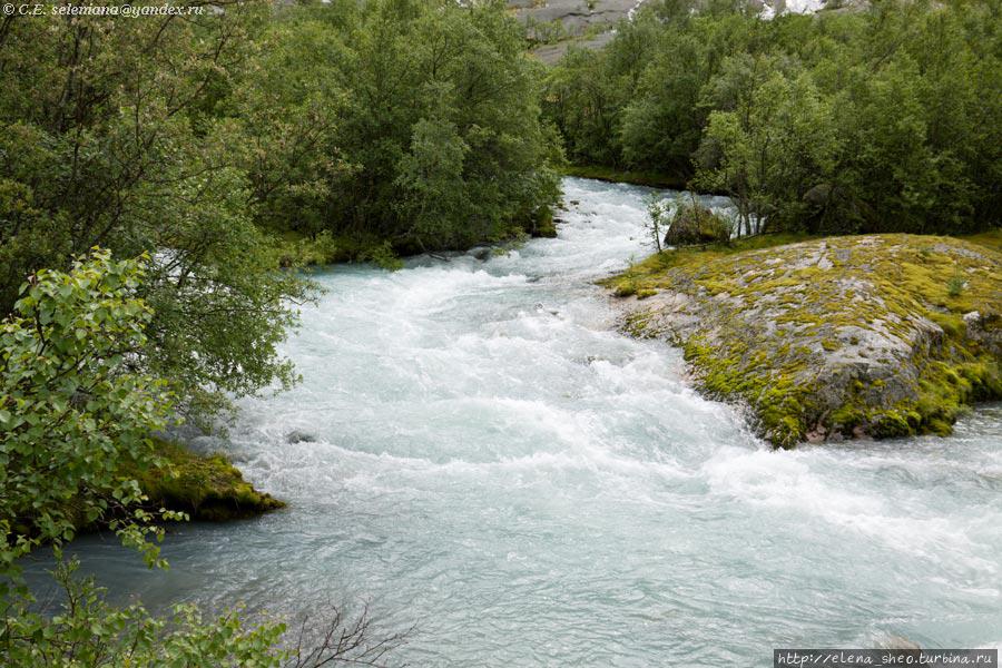 12.  Вода в речке чистая-чистая, это ощущается даже на фотографии. Бриксдальбреен, Норвегия
