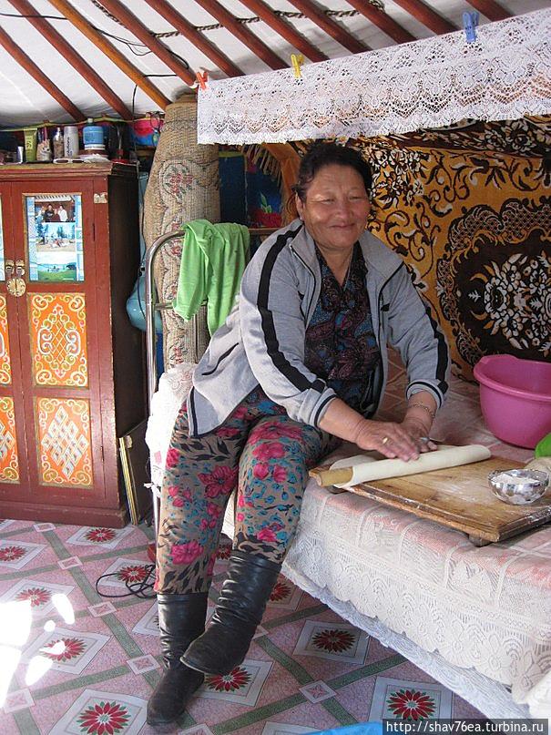 бабушка делает суп Монголия