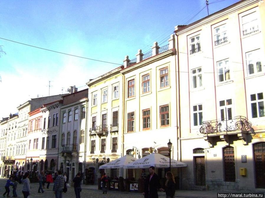 пл. Рынок (слева-направо) дома № 35 — 43 (строения XVII — XIX вв.) Львов, Украина