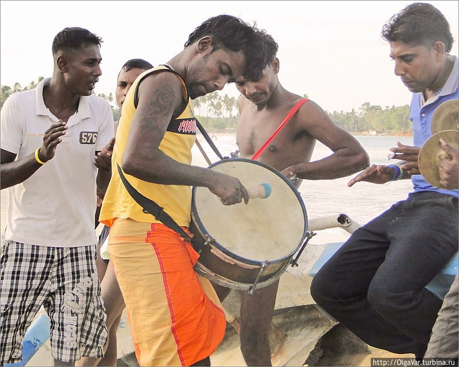 Ну, а пока молодой, жизнь как праздник...Как там в песни одной пелось: Ну, а пока молодой, жизнь как праздник...Как там в песни одной пелось: